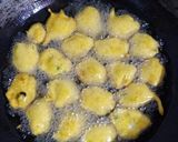 A picture of step 5 of Raw banana pakori.