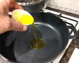 Foto del paso 2 de la receta: Sepia encebollada con almejas y mejillones al vapor
