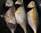 Foto langkah ke 3 dari resep Ikan Kembung Panggang Masak Woku.
