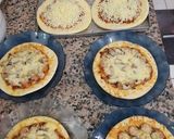 Foto langkah ke 4 dari resep Pizza Mushroom Mozzarella.