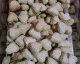Foto langkah ke 8 dari resep Kukis kelapa pandan.