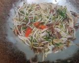 Foto langkah ke 3 dari resep Tumis Toge Ikan Asin.
