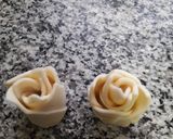Foto del paso 4 de la receta: Pimpollos de hojaldre con dulce de leche y coco