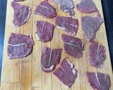 Foto del paso 1 de la receta: Fricandó de Carne de Ternera con Boletus, Cebollitas, Ciruelas y arroz frito