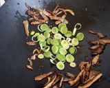 Sült mie tészta keleti fűszerezésű feltéttel recept fázis 2 fotója