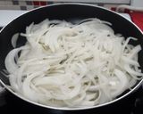 Foto del paso 1 de la receta: Revuelto de cebolla y huevas de pescado