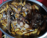 Foto del paso 3 de la receta: Chuletas de cordero con ajos y patatas fritas