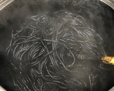 Foto del paso 1 de la receta: 203. Espaguetis negros con gulas al papillote (principal pasta)
