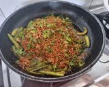 A picture of step 3 of Masala bhindi.