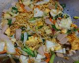 Foto langkah ke 6 dari resep Mie Goreng Sayur.