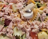 Foto del paso 10 de la receta: Ensalada de pasta con bonito, langostinos y frutas