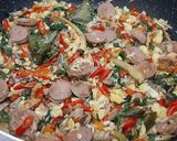 Foto langkah ke 7 dari resep Tumis Tongkol Telur Sosis.
