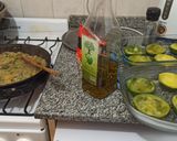 Foto del paso 3 de la receta: Zapallitos rellenos de carne con salsa blanca y roja gratinados