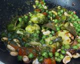 A picture of step 3 of Hariyali Aloo Chutney Pulao.