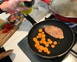 Foto del paso 3 de la receta: Pechuga a la naranja con verduras salteadas al dente