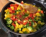 Une image de l'étape 8 de Poulet au curry,poivrons tricolores et pruneaux.