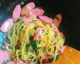 รูปขั้นตอนการทำที่ 4 ของ ลิงกัวเน่ผัดไส้กรอกพริกแห้งใบกะเพรา🍝