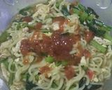Foto langkah ke 5 dari resep Mie Instan Barbeque Simple.