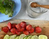Foto langkah ke 1 dari resep Strawberry Mojito.