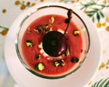 Foto del paso 4 de la receta: Aperitivo de gazpacho de cerezas con queso feta y pistachos