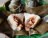 Foto langkah ke 7 dari resep Bacang ketan isi ayam jamur.