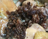 Foto del paso 6 de la receta: Conejo al cava con uvas pasas y pistachos