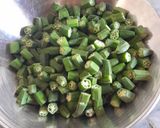 A picture of step 1 of Fried Bhindi.