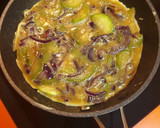 Foto del paso 5 de la receta: Tortilla de calabacín y cebolla morada, jugosa y ligera