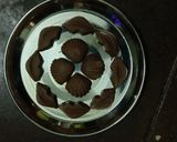 होममेड चॉकलेट (homemade chocolate recipe in marathi) रेसिपी स्टेप 6 फोटो 