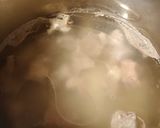 Gambar langkah 1 resipi Sup Daging dan Tulang.