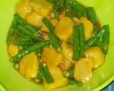 Foto langkah ke 3 dari resep Oseng bakso kacang panjang.