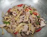รูปขั้นตอนการทำที่ 3 ของ หมูผัดพริกขิง