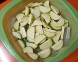Foto del paso 1 de la receta Tortilla de calabacín y cebolla morada, jugosa y ligera