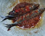 Foto langkah ke 4 dari resep Ikan Layang Kuah Kecap Pedas.