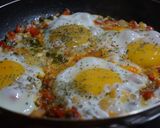 Foto del paso 4 de la receta: Huevos Turcos con Sofrito de Morrón y Albahaca