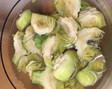 Foto del paso 8 de la receta: Bacalao confitado con puré de patatas, alcachofas y habitas