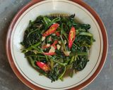 Foto langkah ke 5 dari resep Tumis Kangkung Saus Tiram.