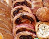 Aszalt gyümölcsös, baconbe tekert csirkemell recept fázis 8 fotója