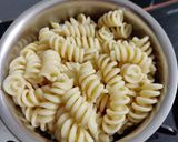 A picture of step 3 of White sauce macaroni.