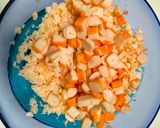 Une image de l'étape 2 de Avocat farci à la salade de scampis, surimi et mangue.