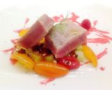 Foto del passaggio 5 della ricetta Tonno scottato con salsa di lamponi, verdure, e terra di mollica e olive taggiasche