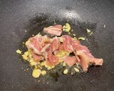 รูปขั้นตอนการทำที่ 2 ของ ข้าวผัดหมูชิ้น