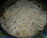 Foto langkah ke 1 dari resep Spicy Chicken Aglio Olio Spaghetti.