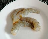 Foto del paso 2 de la receta: Ensalada de langostinos con vinagreta de lima y hierbabuena