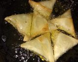 A picture of step 5 of Chicken Qeema samosa.