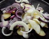 Foto del paso 3 de la receta: Papines encebollados y pollo