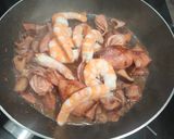 Foto del paso 3 de la receta: Calamares, setas shiitake al ajillo y langostinos