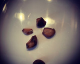 Foto del paso 1 de la receta: Salsa alioli riquísima y súper fácil de hacer, con un truco para que no se repita el ajo