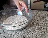 Foto del paso 3 de la receta: Coca salada con escalivada, huevo duro, atún... (con lo que prefieras)