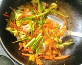 รูปขั้นตอนการทำที่ 2 ของ กุ้งผัดผักหลากสี
